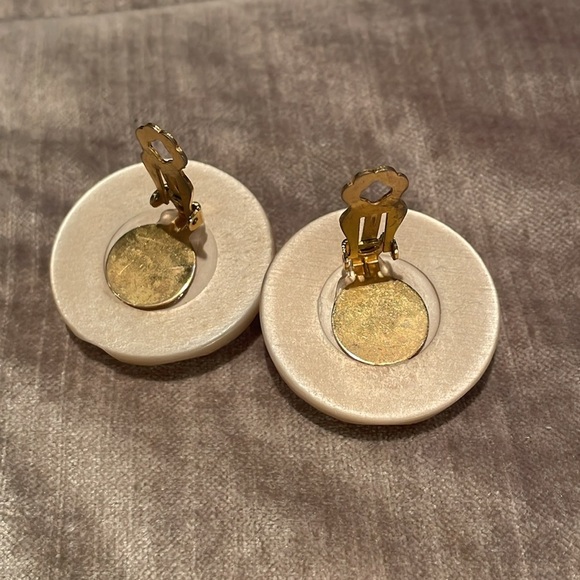 Vintage Unmarked Faux Pearl Clip On Earrings - Picture 5 of 7